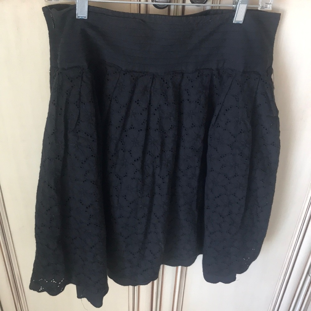 Kenar corton eyelet black skirt